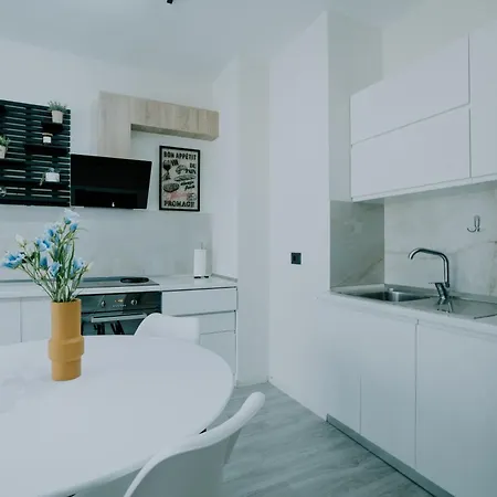 Elrea Living 2 1br With Dajti & Skyline View Daire *